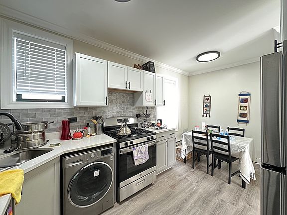 5th image of 3841 N Greenview Ave #E4