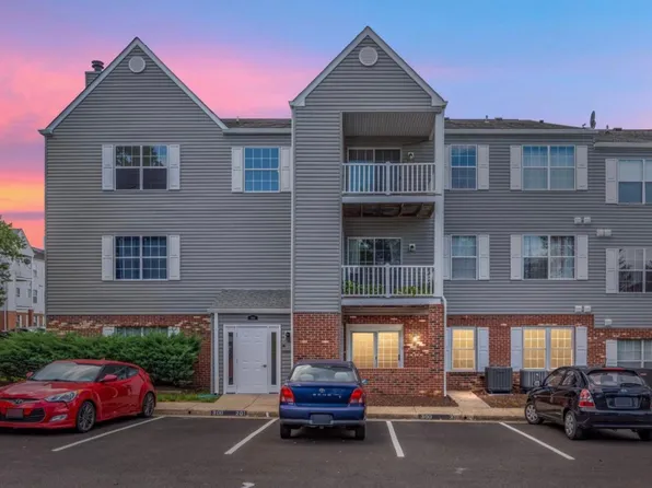 300 Grosvenor Ln APT 201, Stafford, VA 22556