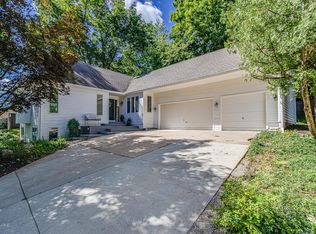 1565 Woodcliff Dr SE, Grand Rapids, MI 49506