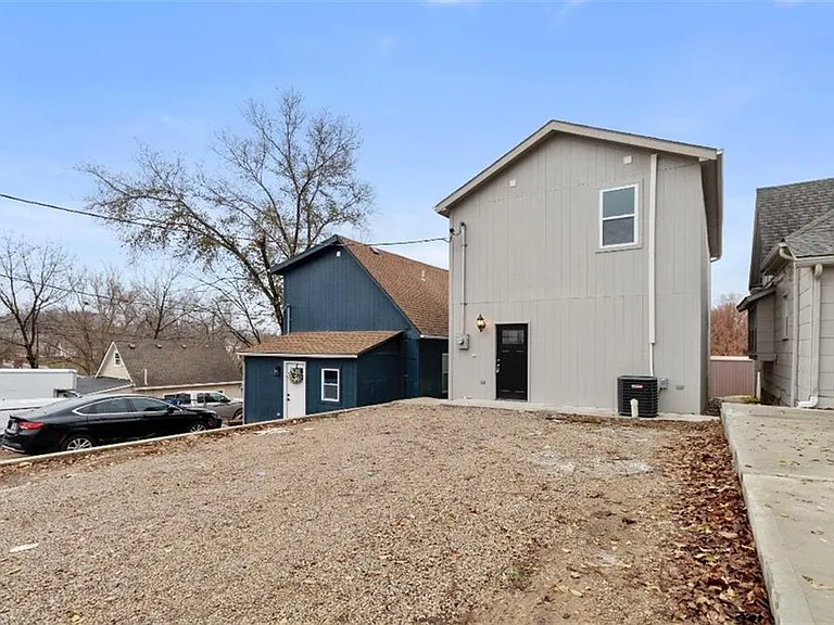 1118 Splitlog Ave — Photo 3