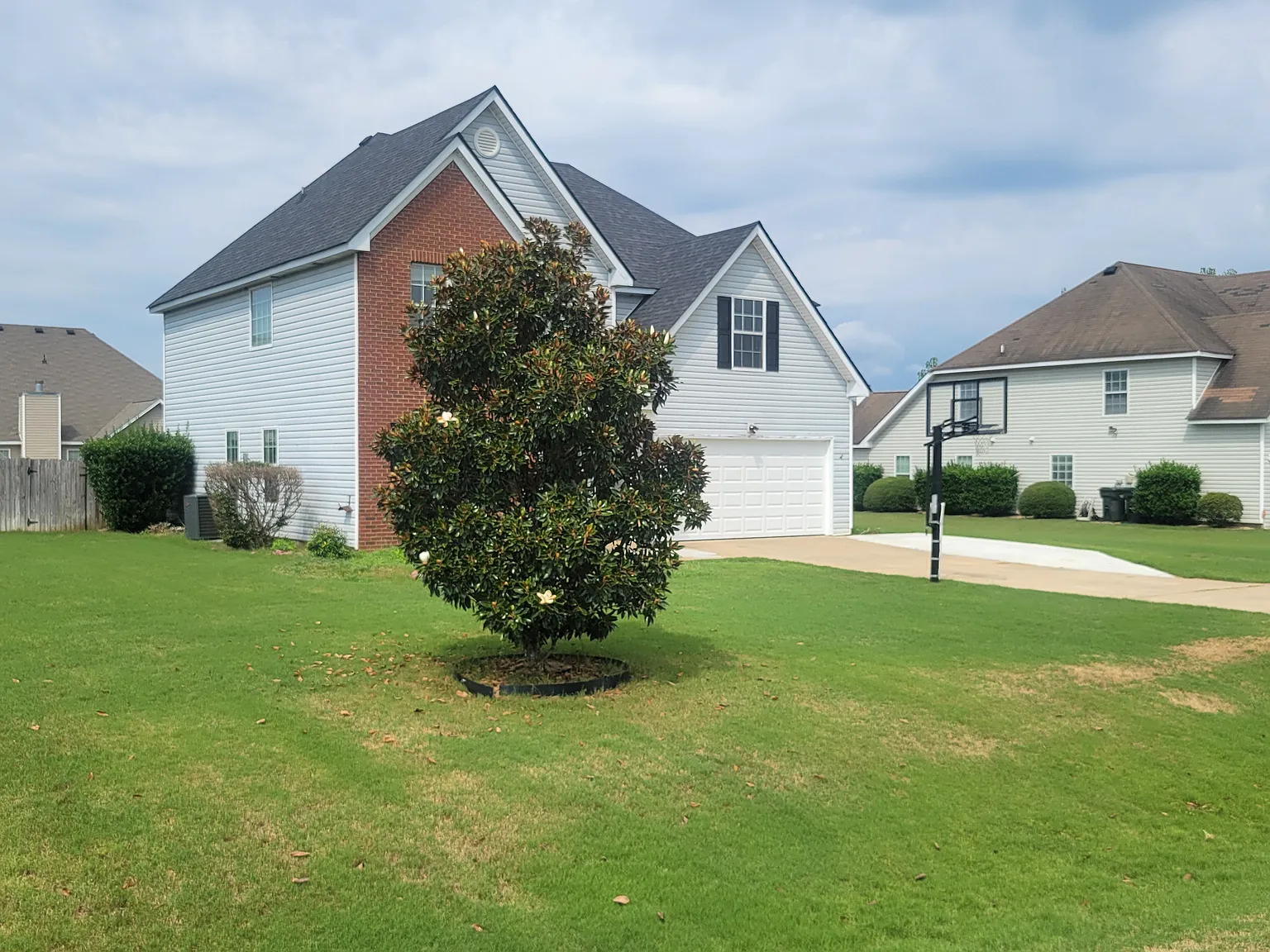 5 bed, 2.5 bath, 1900 sqft, $2,100 — Photo 2