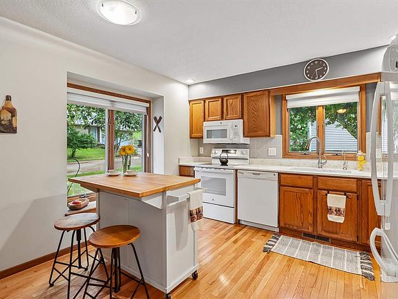 2nd image of 1934 Meadow Ridge Ln