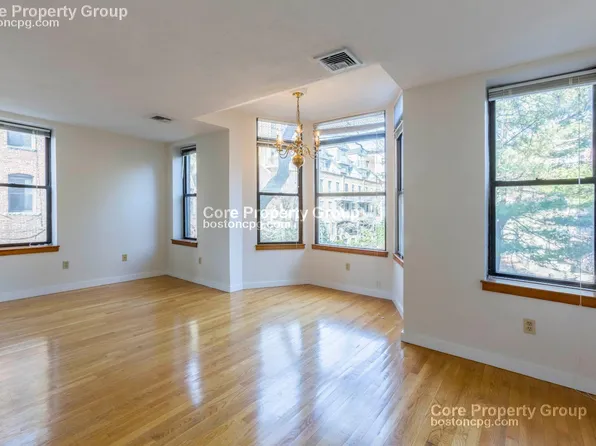 21 Charter St APT 202, Boston, MA 02113