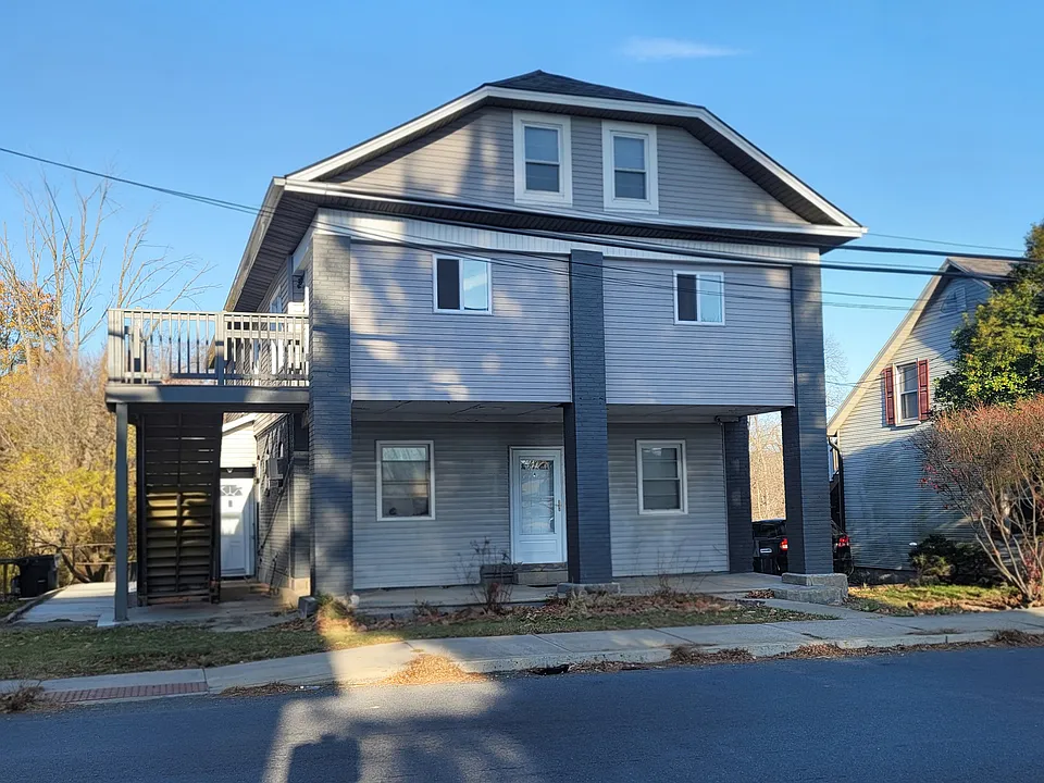 403 Main St #4