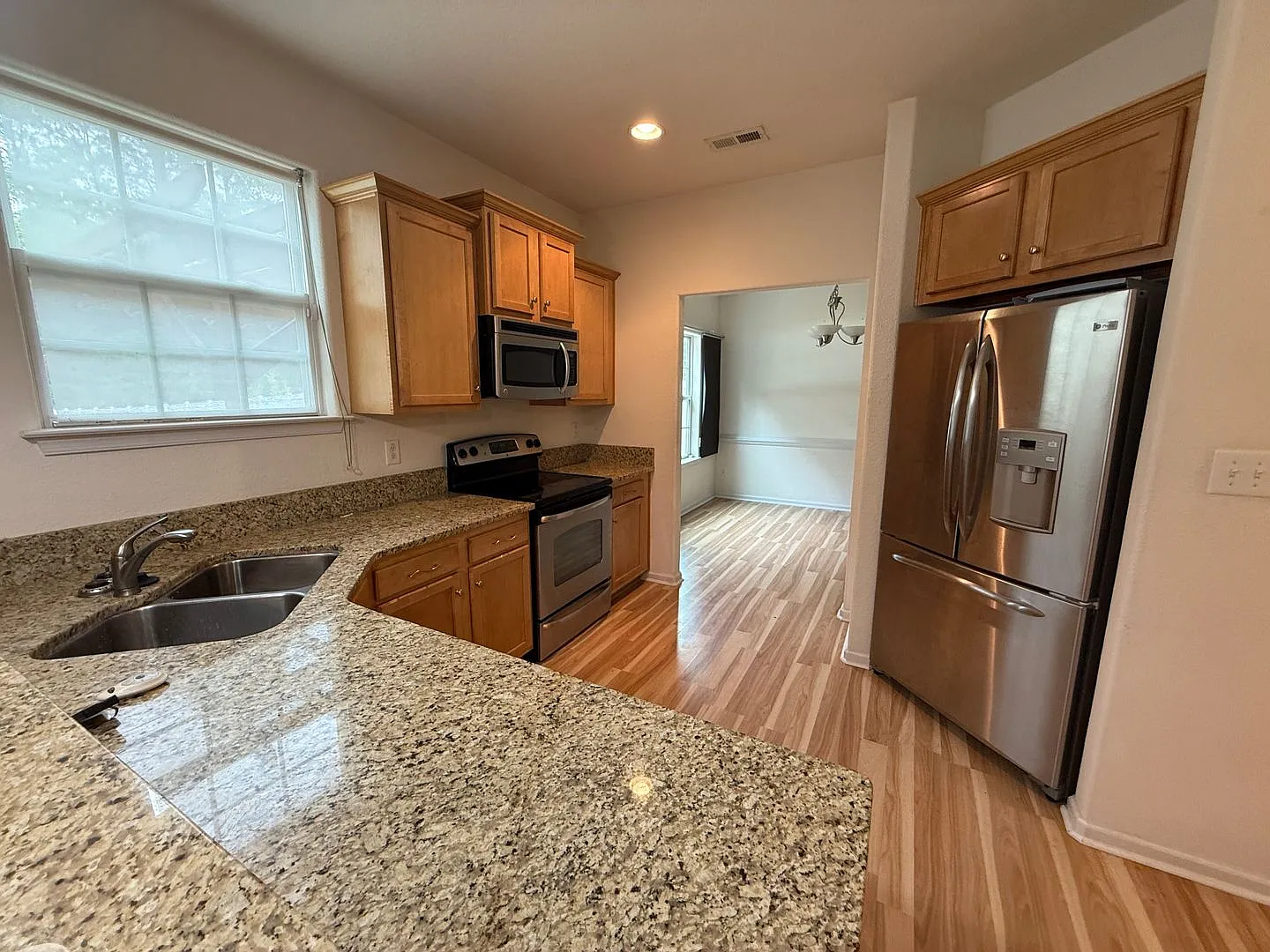 Well Maintained 4 Bedroom 2.5 Bathroom Home — Photo 2