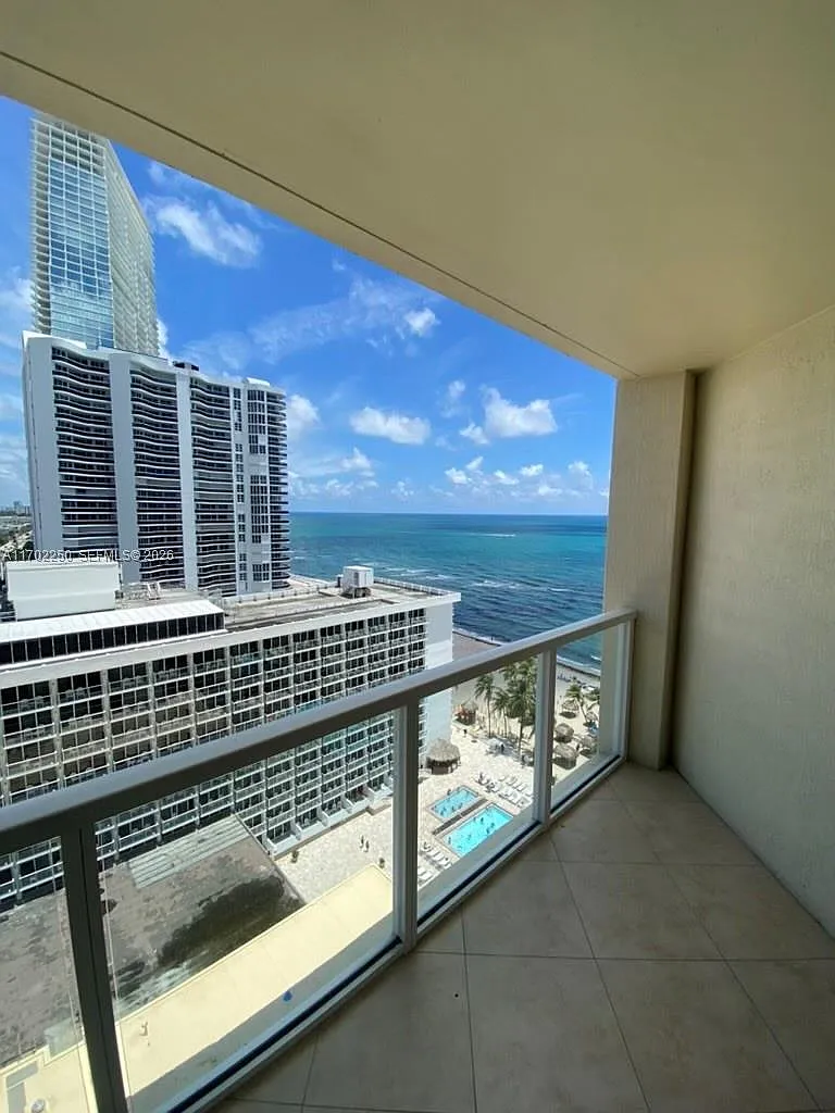 La Perla Condo — Photo 2