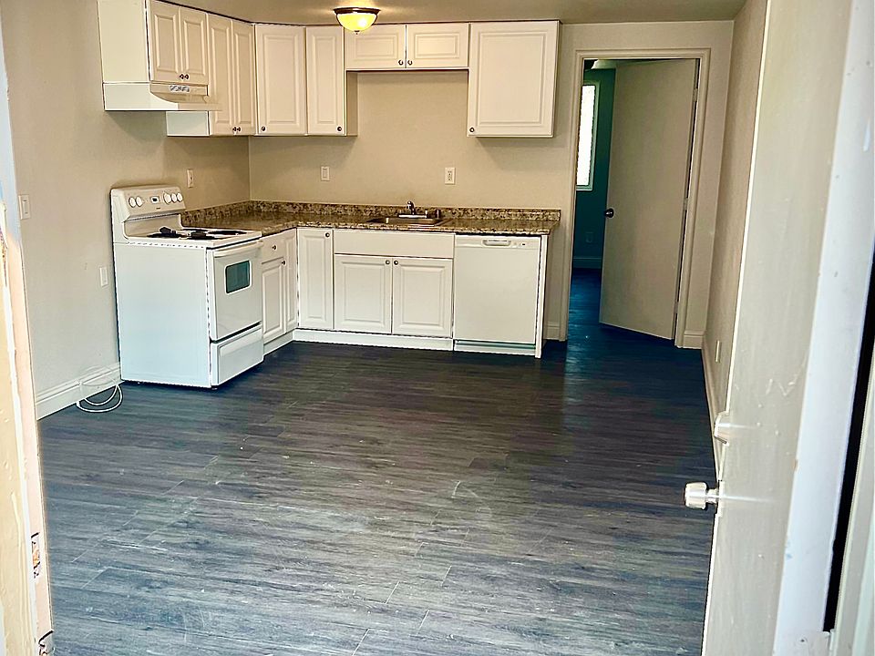 Entrance/Great Room w/ Kitchen