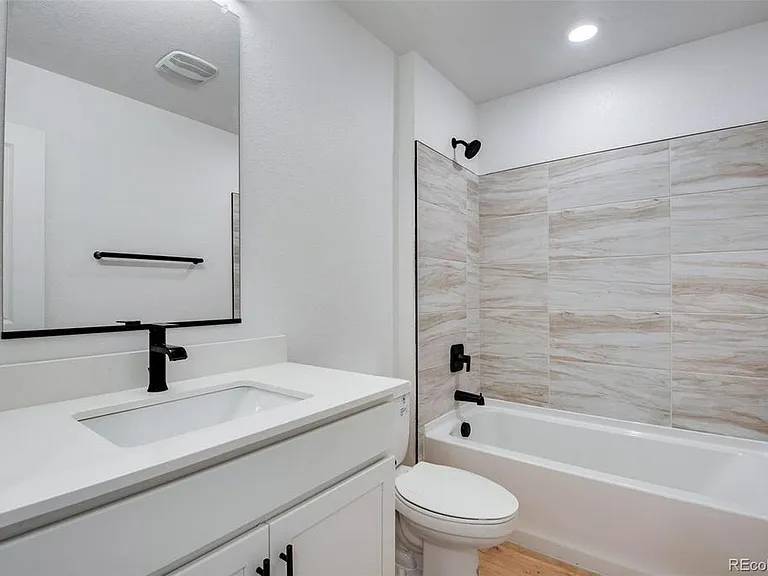 Bathroom between Bedroom 1 and Bedroom 2