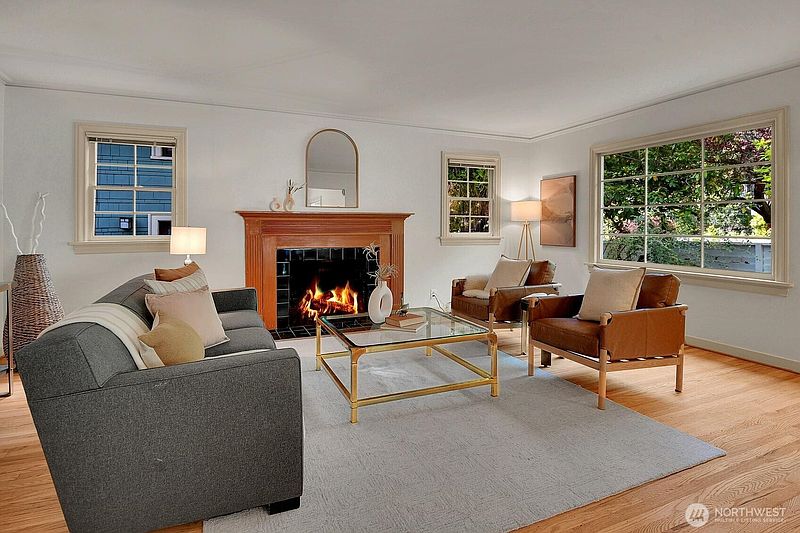 4th image of 622 22nd Avenue E