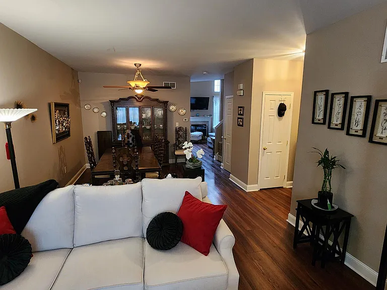 168 Pennsbury Ln — Photo 9