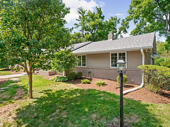 4th image of 624 College Ln
