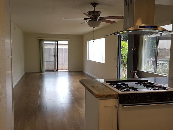 large living/dining w/lrg patio