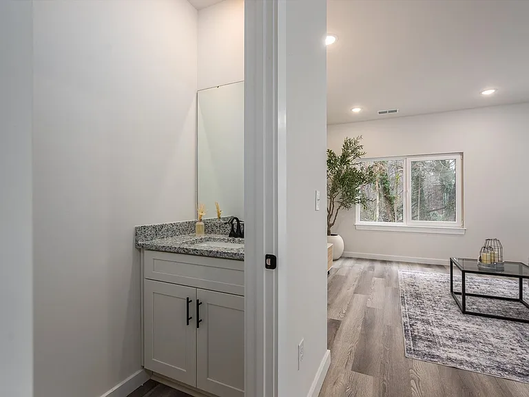 409 E 20th St #14 — Photo 5