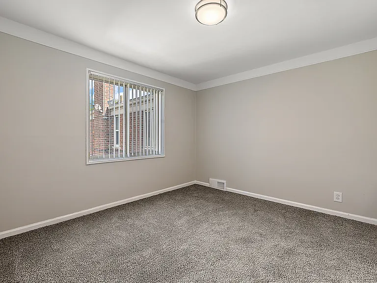 Oak Park Manor Apartments & Townhomes — Photo 19