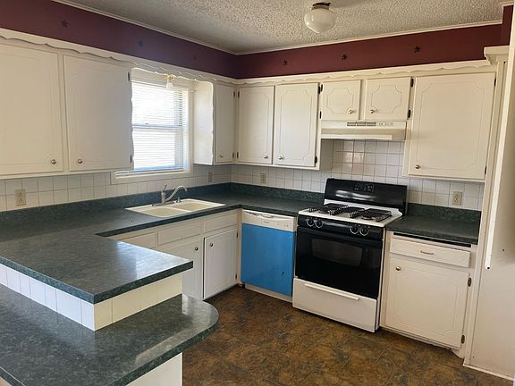 5th image of 643 S Farmer St