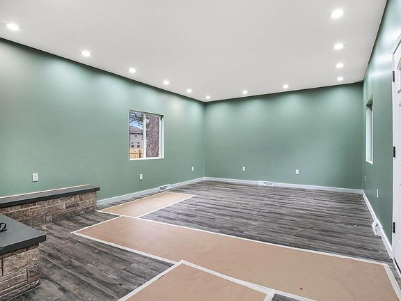4th image of 916 W Blaine Ave