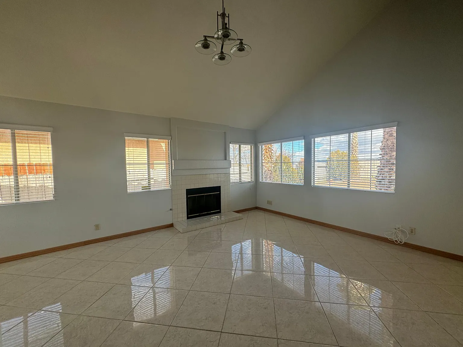 3 bed, 2.5 bath, 1698 sqft, $2,400 — Photo 3