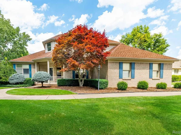 8488 Annette Ave, Grosse Ile, MI 48138