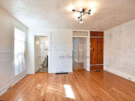 2nd image of 515 E 11th St