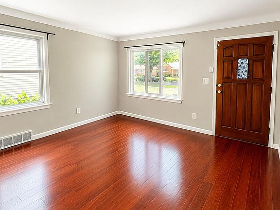 3rd image of 24264 Cloverlawn Ave