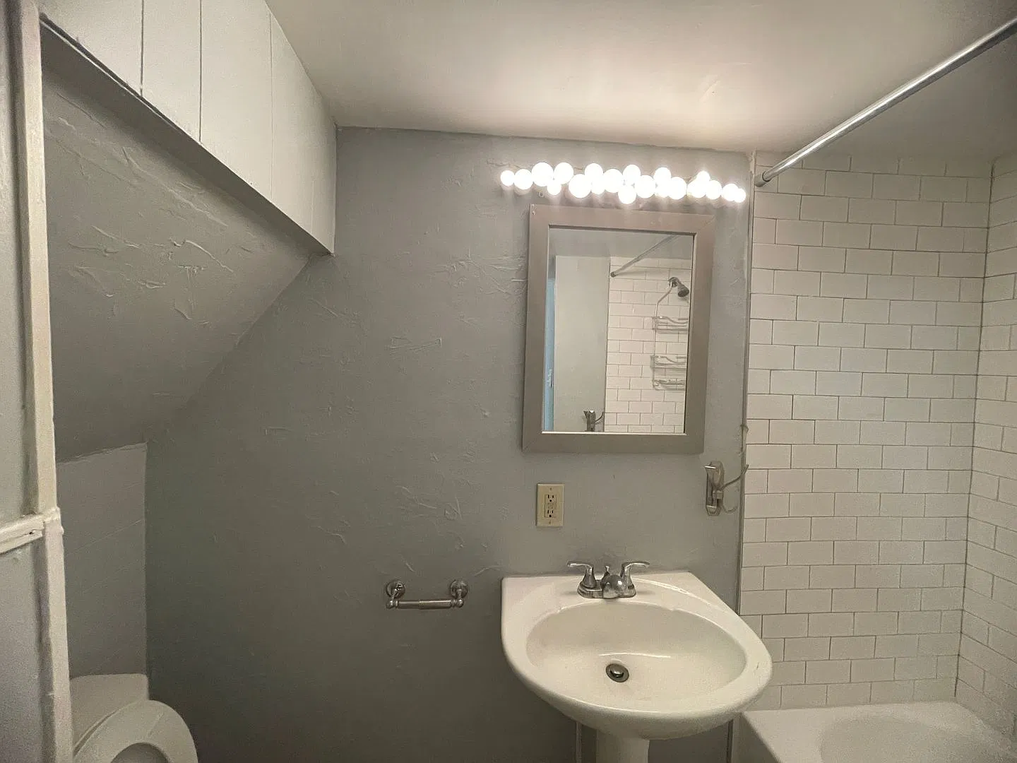 Updated 2 bedroom house for rent in the South Side ! — Photo 4