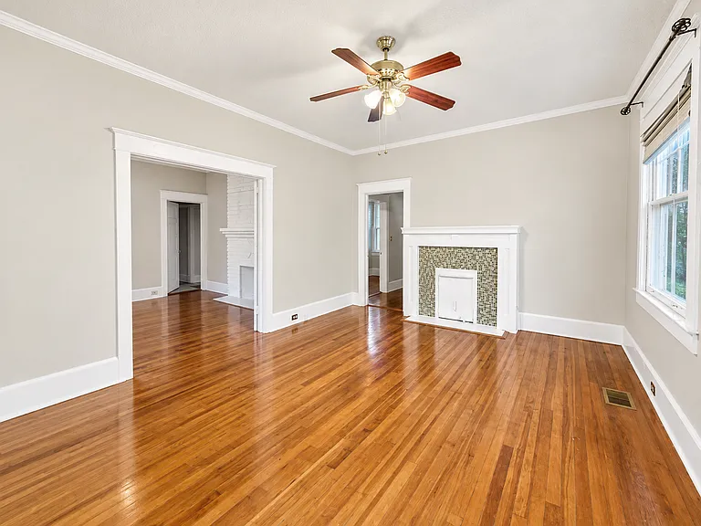 2124 Marion St — Photo 4