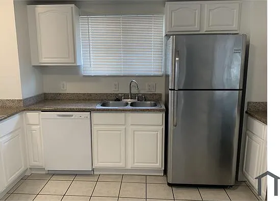 3 bed, 950 sqft, $2,350 — Photo 2