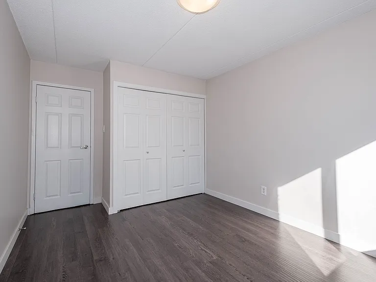 16527 Stony Plain Rd NW — Photo 8