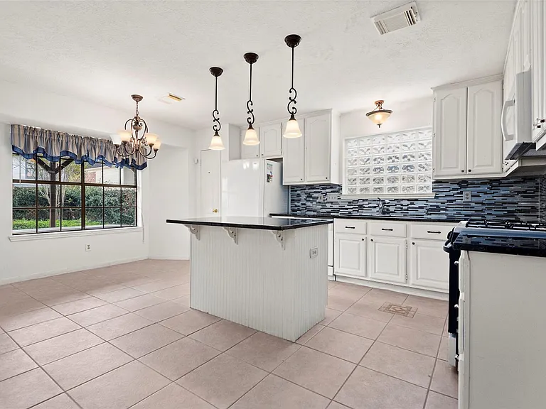 2415 Parkwood Ln — Photo 19