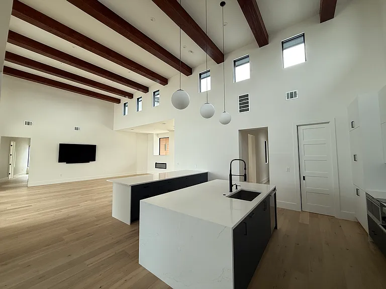 Living area (empty)