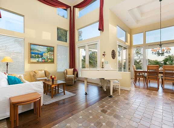 5th image of 450 Sandalwood Ct