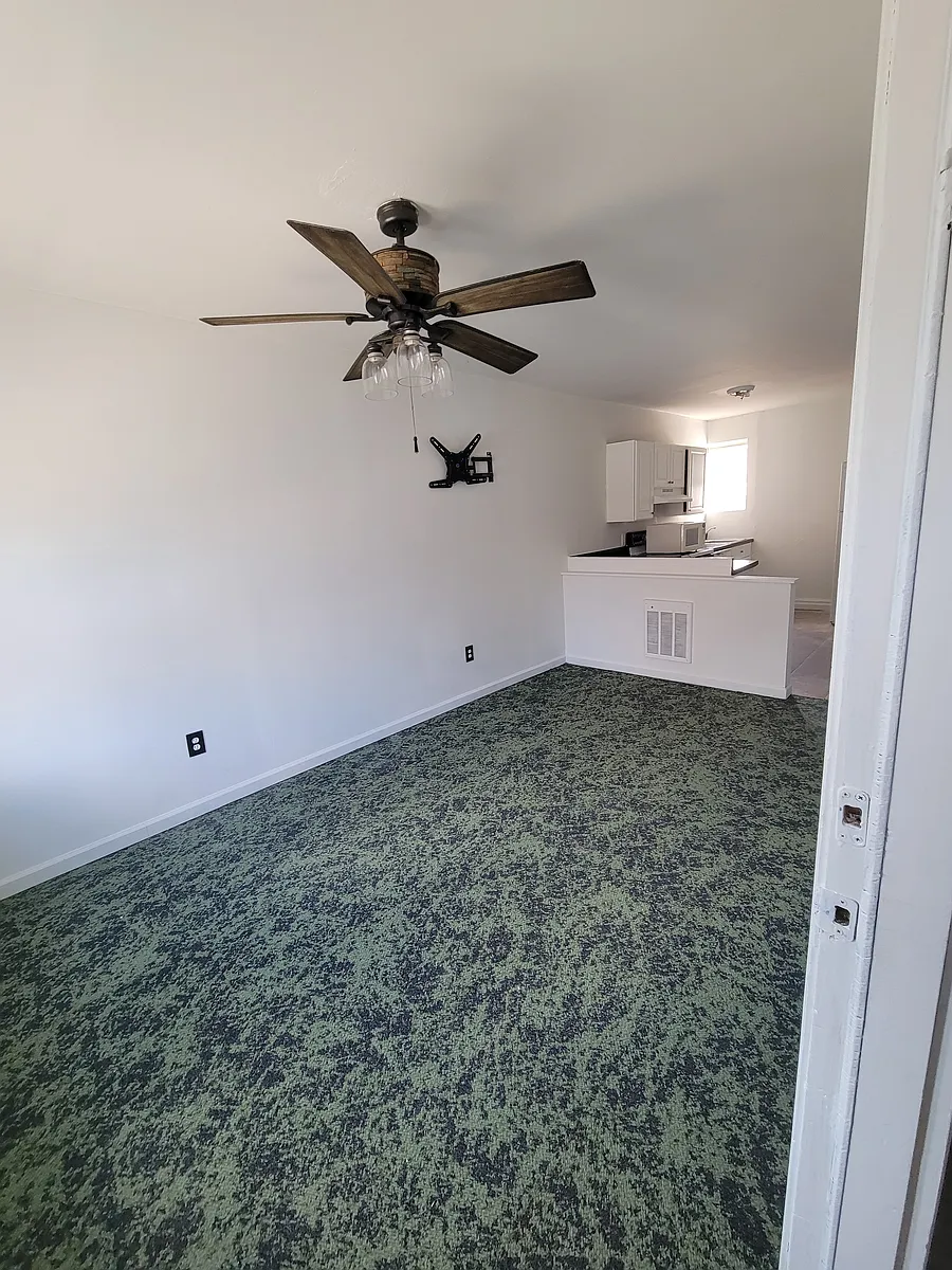 Building Photo - 806 W 5th St #1