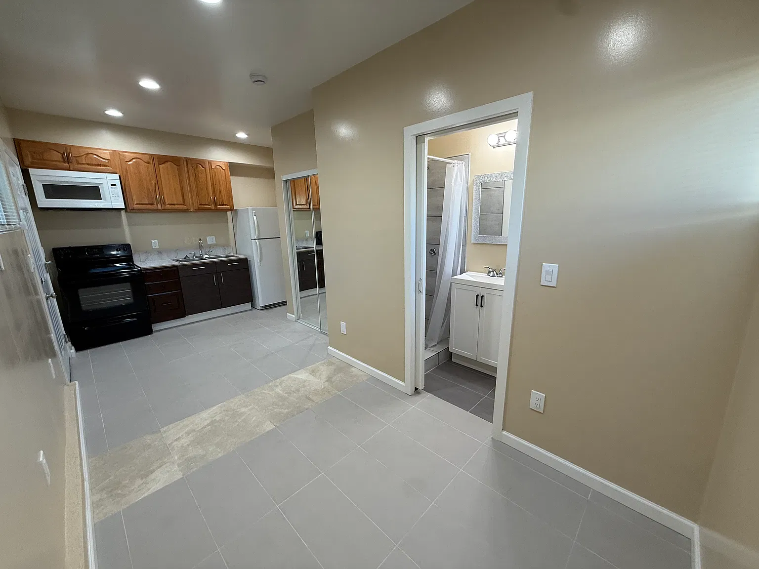 Studio, 450 sqft, $1,995 — Photo 4