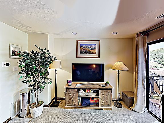 4th image of 470 Woodside Ave #1
