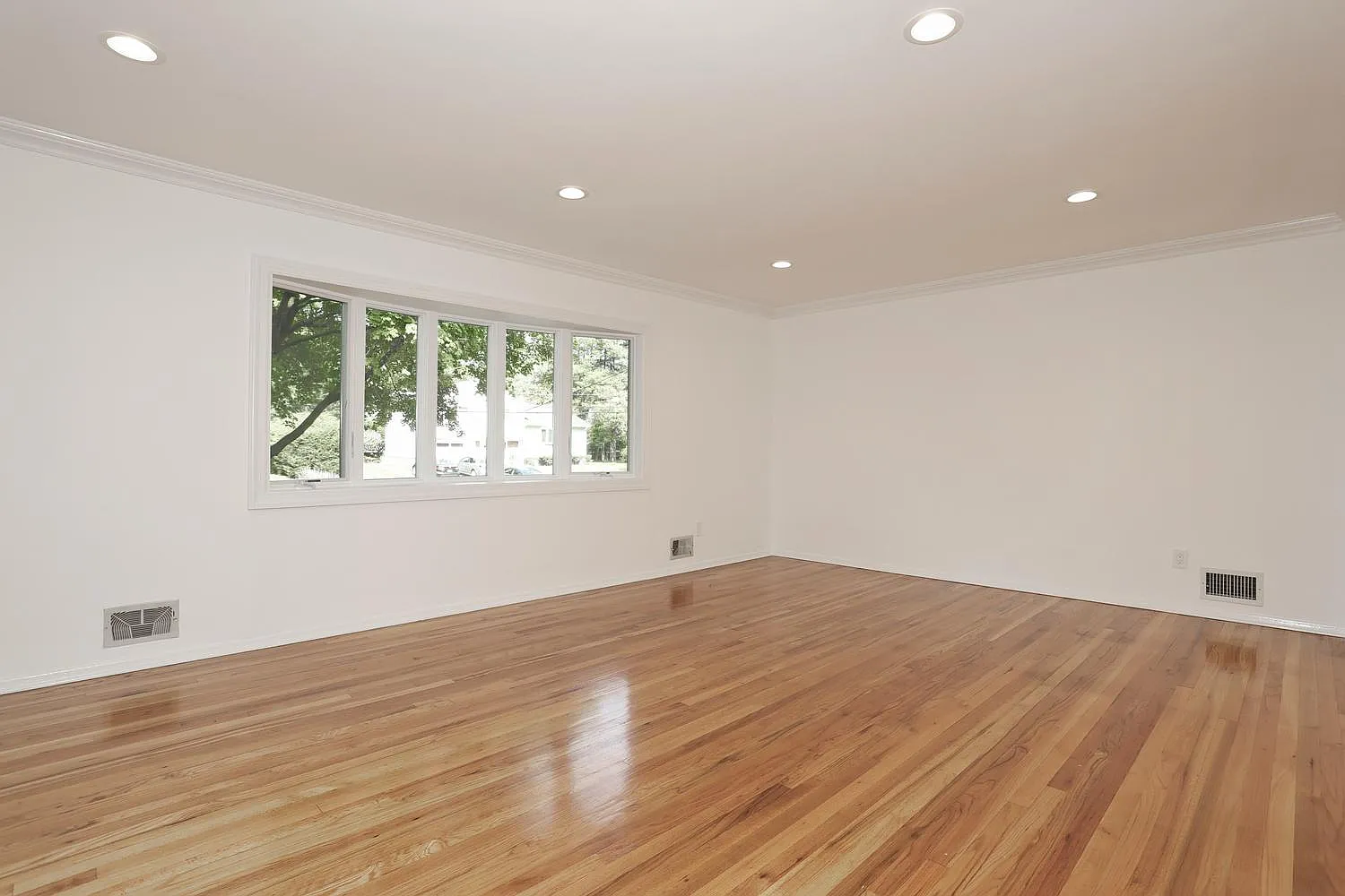 3 bed, 2.5 bath, 1714 sqft, $5,900 — Photo 4