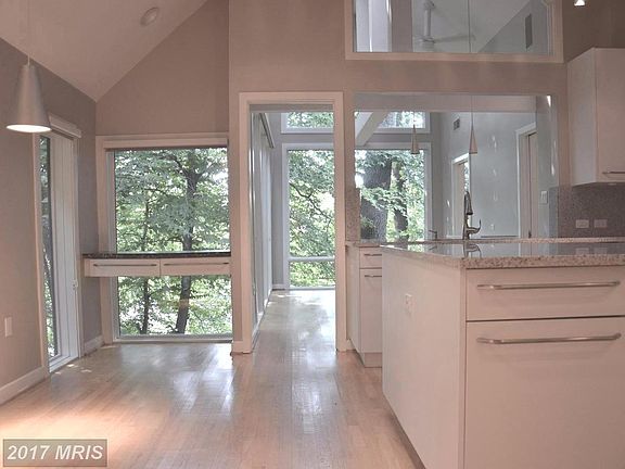 2nd image of 1820 N Herndon St