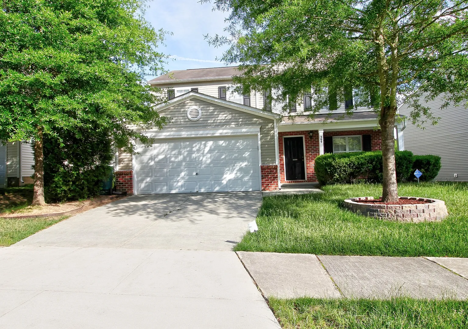 Spacious, Beautiful 3 BR, 2.5 bath with fenced in yard! — Photo 1