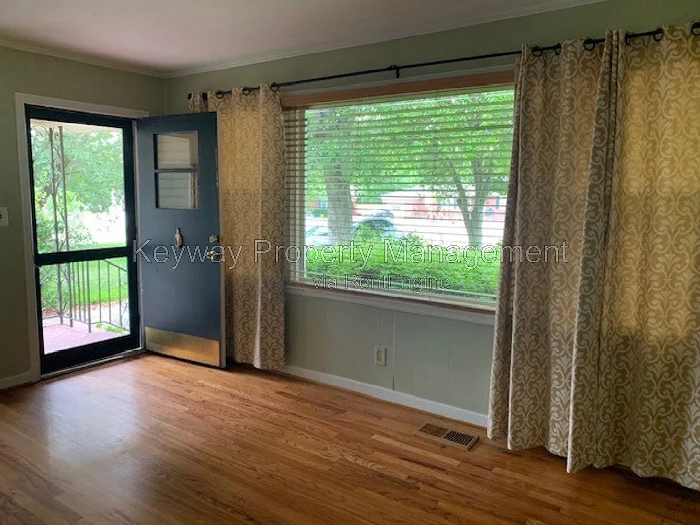 3 bed, 1.0 bath, 1328 sqft, $1,385 — Photo 3