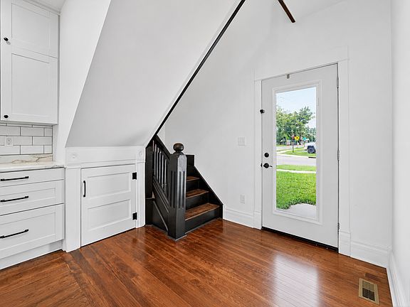 5th image of 302 1st St NW