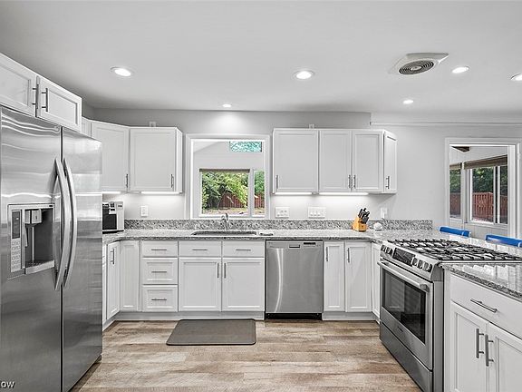 5th image of 875 Eastlawn Dr