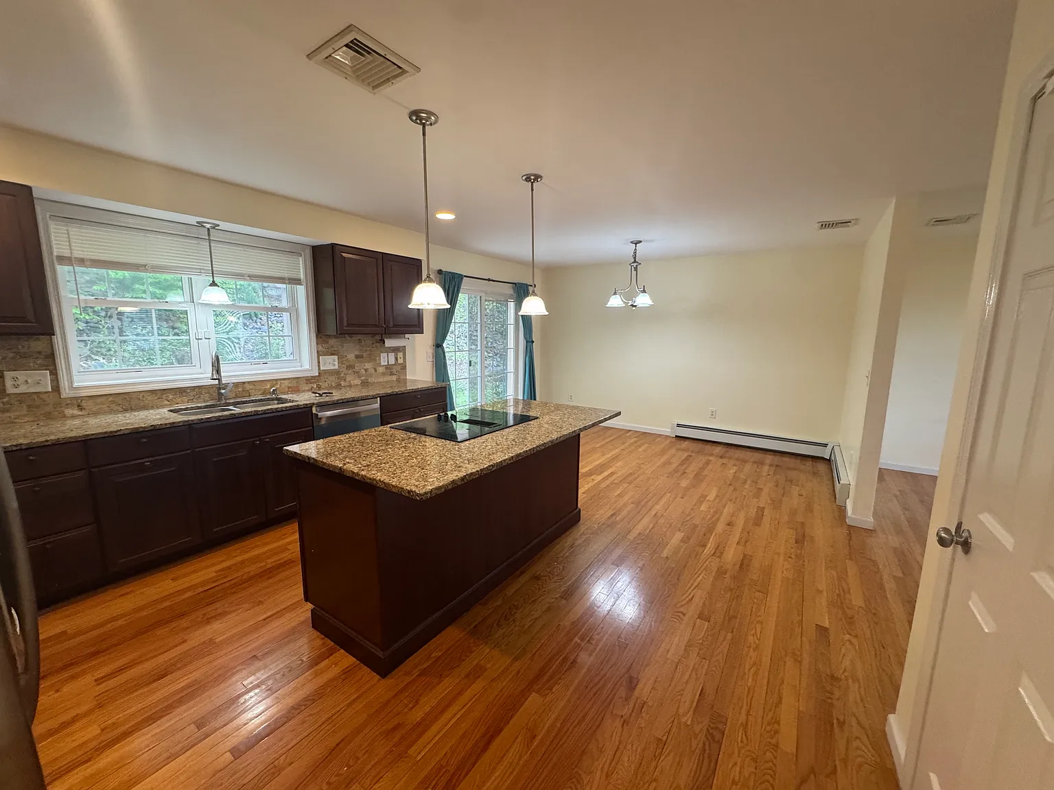 4 bed, 2388 sqft, $3,600 — Photo 4