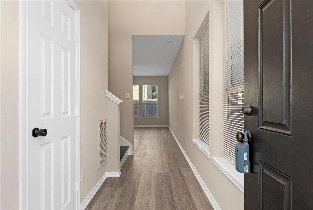 3 bed, 2.5 bath, 1747 sqft, $1,695 — Photo 3