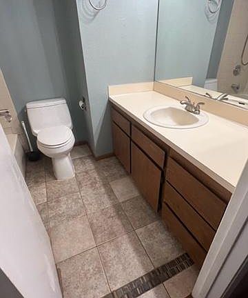 Hall bath w/tub shower.
