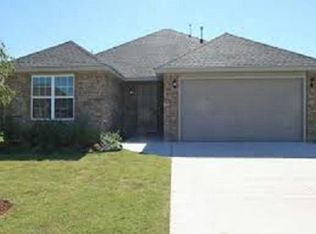 540 E Hillcrest Ln, Mustang, OK 73064