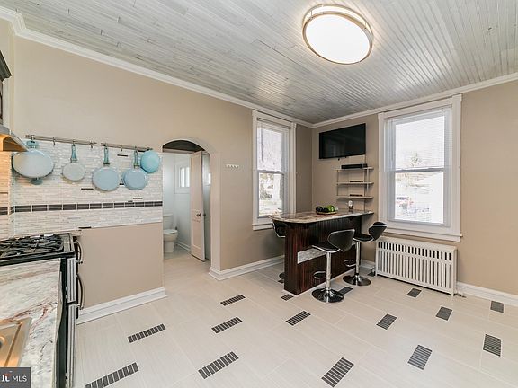 5th image of 3917 Mary St