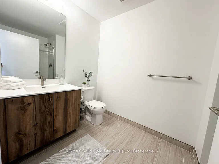 25 Wellington St S — Photo 7