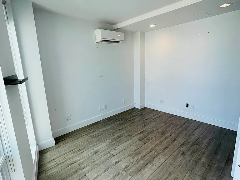 25-35 18th St #4C — Photo 2
