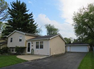 1905 Hazelwood Dr, Lindenhurst, IL