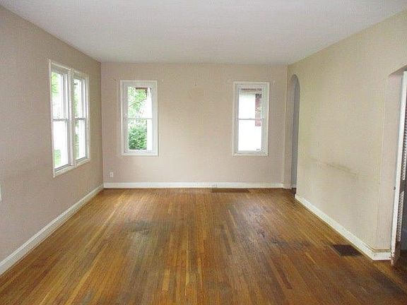 4th image of 208 Grove Ave