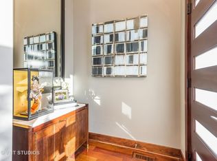 3352 N Ravenswood Ave, Chicago, IL 60657